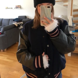 Baseball jacka - Säljer min skit snygga jacka som tyvärr inte kommer till användning längre. Köptes second hand för ca 1000kr. Den är skit skön och varm så passar perfekt nu när de börjar bli vår. Vet inte riktig vilken storlek den är men sitter oversized på mej som har S så den passar allt mellan S-L.❤️