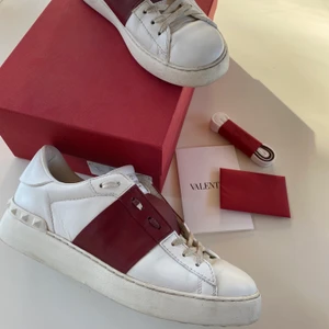 Valentino - open sneakers  - Säljer nu min open sneakers från valentino. Använda med omsorg, några få märken, se bild. Storlek 38,5, har blivit något små i storlek för mig, har 39-40 nu. Kvitto, box samt nya snören medföljer. Köparen står för frakten, köpt är köpt.