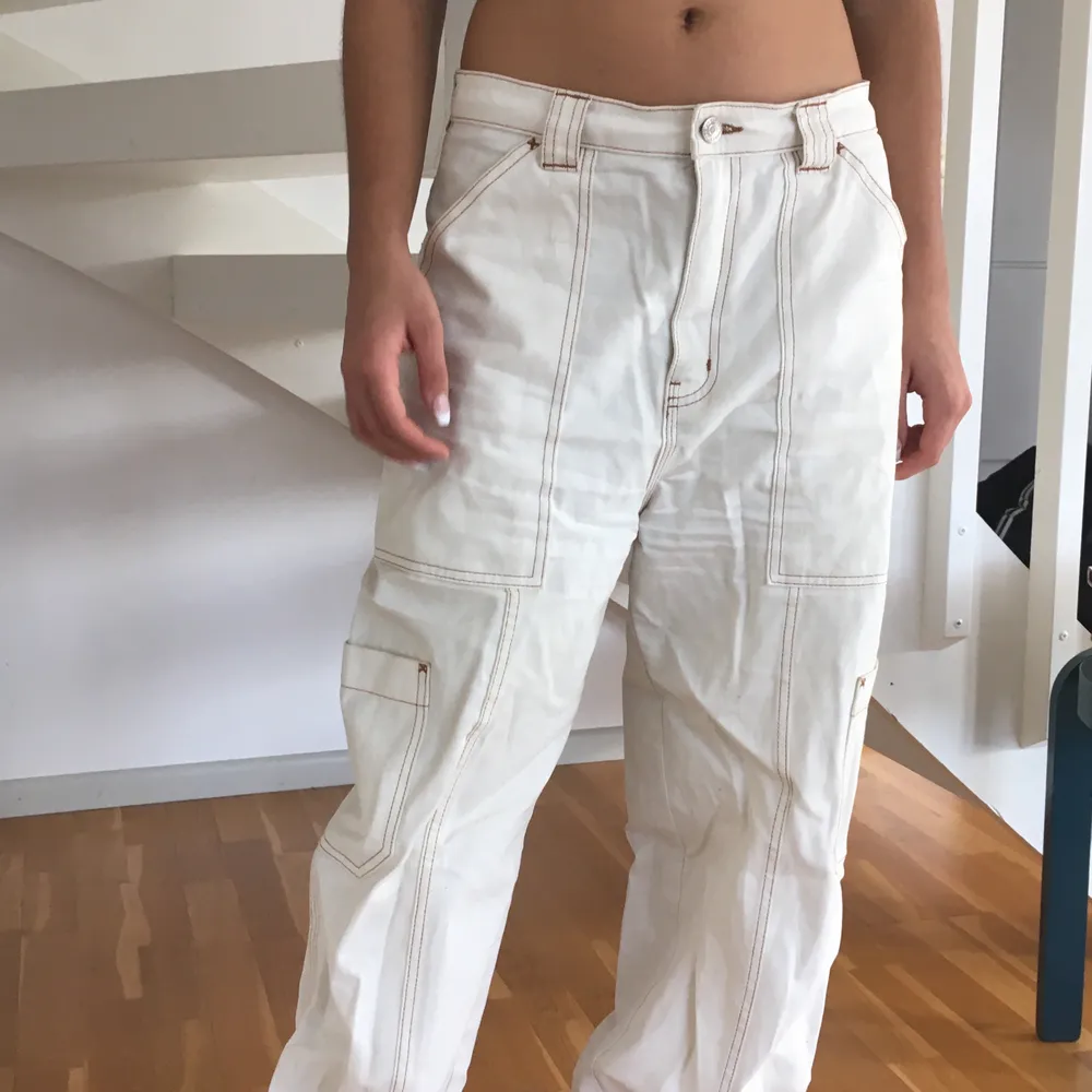 Skitsnygga vita byxor från Monki . Jeans & Byxor.