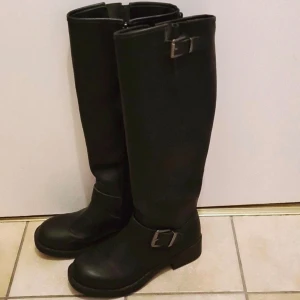 Stövlar sparsamt använda  - Stl 36