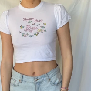 Babytee - Jättesöt vit babytee med lite ”puffiga” ärmar! Passar alla outfits å kommer va hur söt somhelst i sommar till ett par bootcuts eller en kjol!!💗💗💗