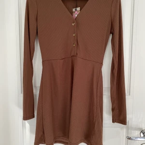 Brun klänning - Mörkbrun, ribbad, oanvänd klänning från boohoo✨ storlek 36 PETIT. Så fin klänning, men är inte petit så har tyvärr ingen användning för den. Kan mötas upp i Stockholm annars står köparen för frakt💞