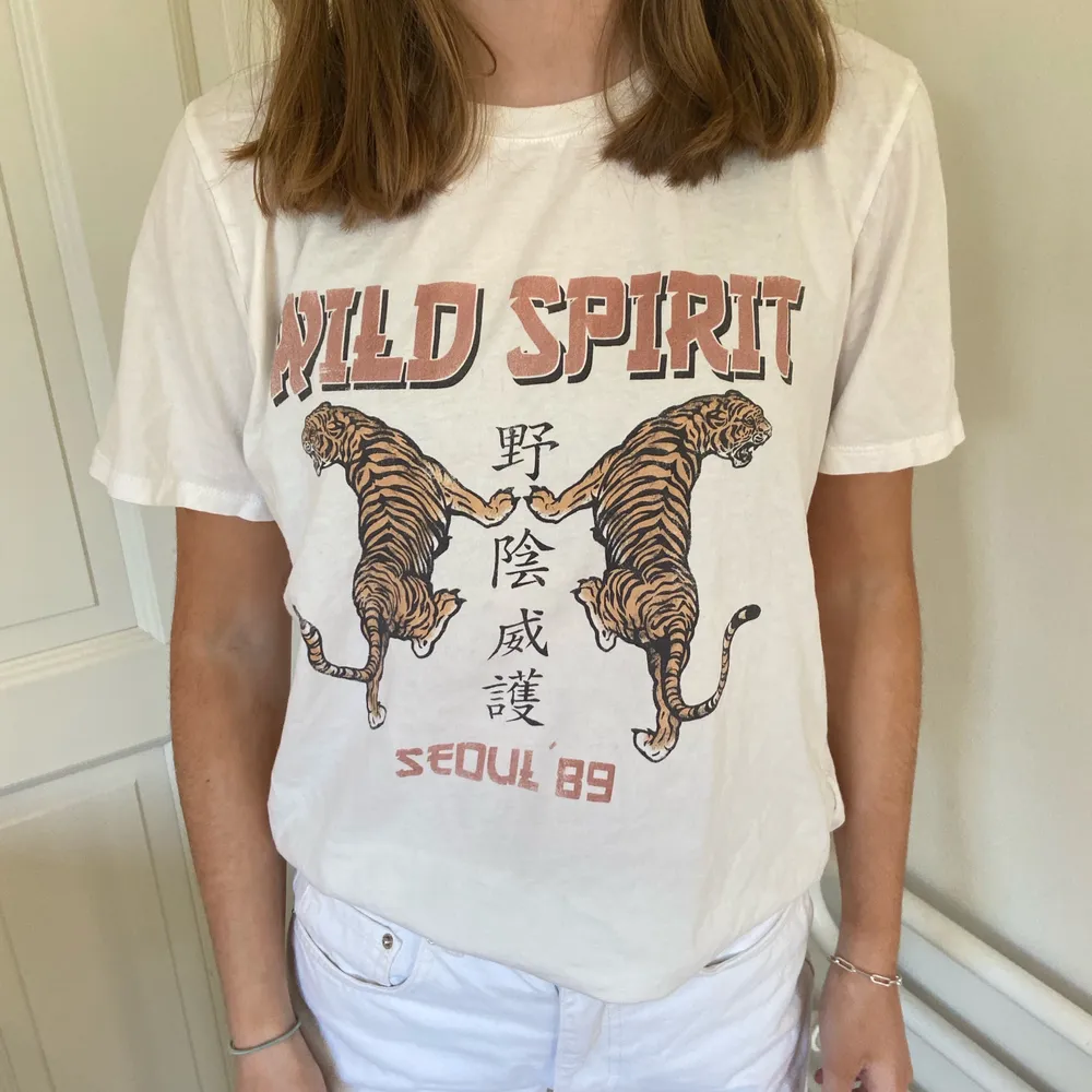 Jätte bra skick, använt några gånger, på framsidan av tröjan står det ”wild spirit” och har två tigrar på sig. 150kr+frakt. T-shirts.