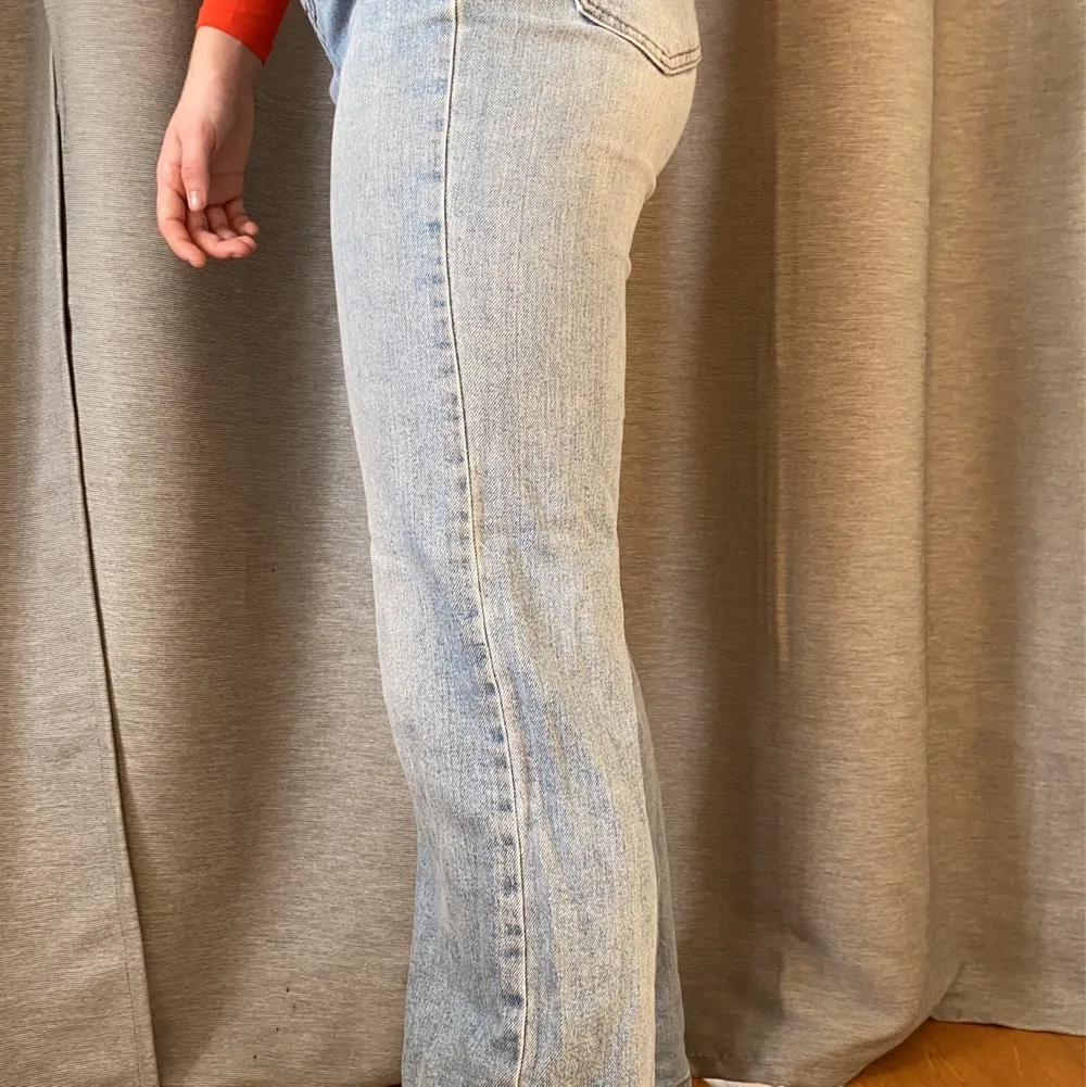 Säljer mina favorit raka jeans, bra skick, stretchiga och i den perfekta blå färgen. 💕. Jeans & Byxor.