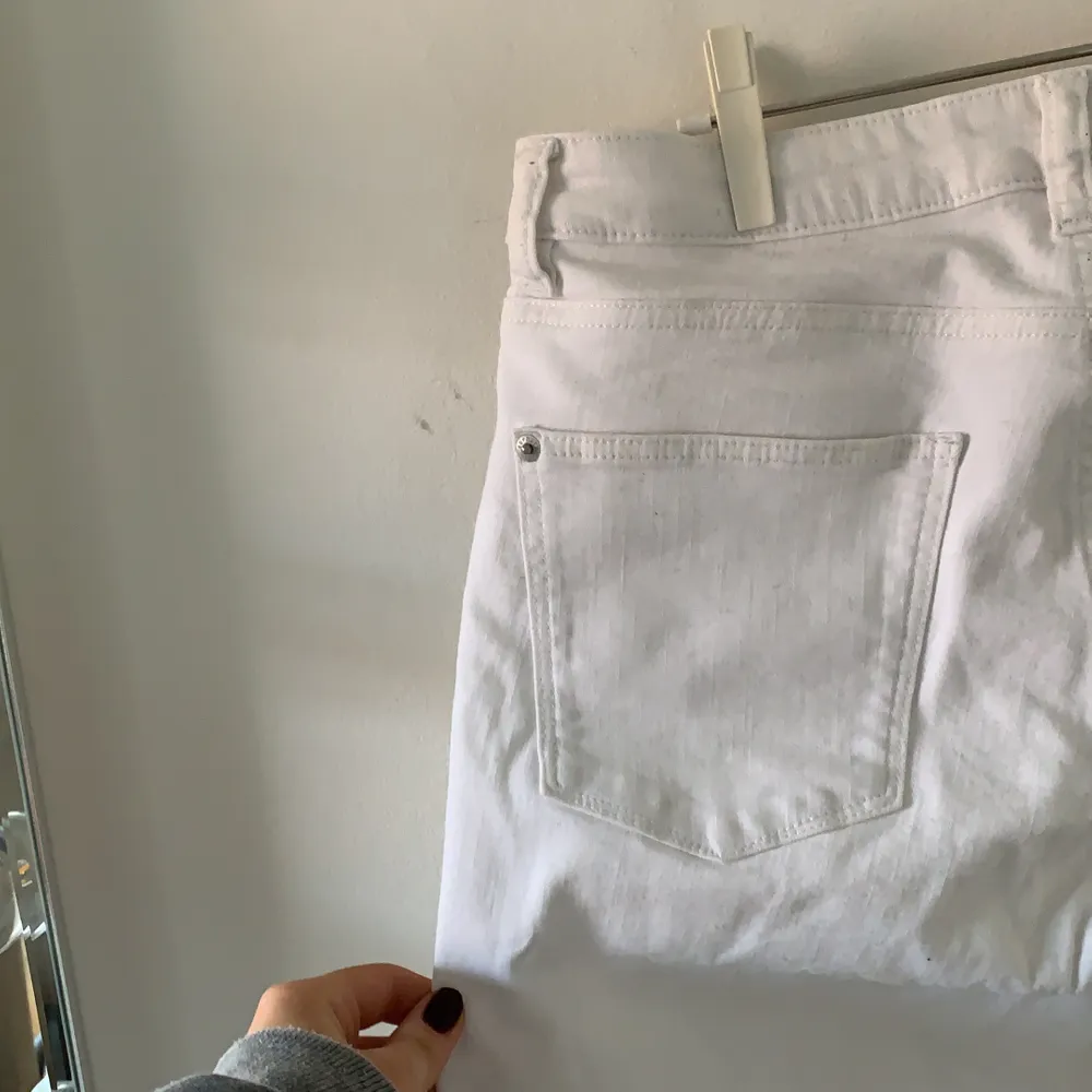Slimfit vita jeans från Esprit. Säljes då de är för små. Använda fåtal gånger. Storlek W29 men är små i stoleken passar S-M. Säljes för 99kr exklusive frakt nypris 499kr. Jeans & Byxor.