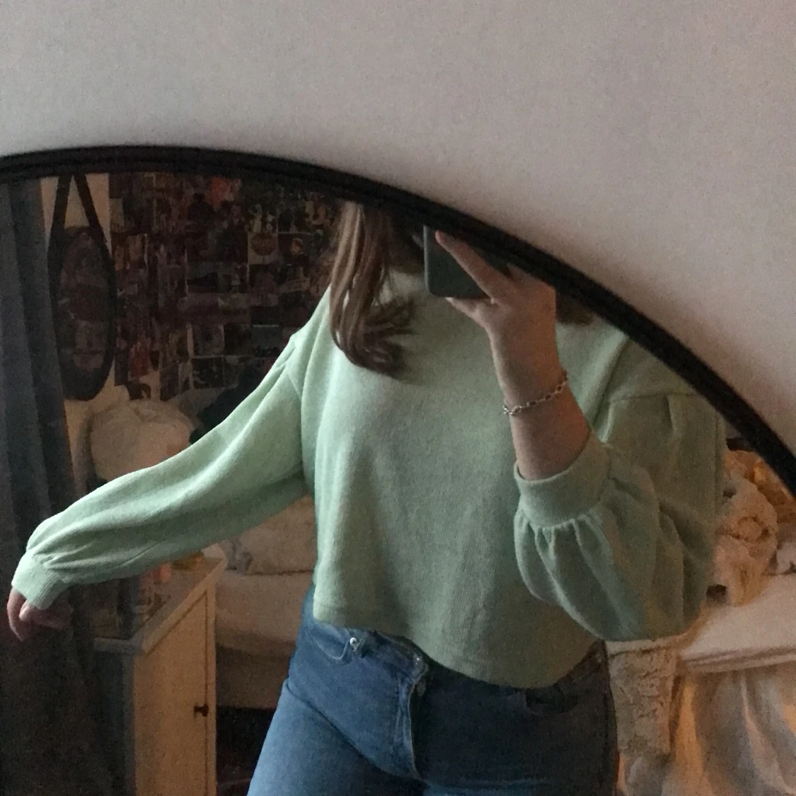 Ljusgrön tröja med balongärmar.