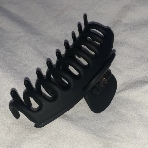 Hårklämma - Superfin svart hårklämma, ungefär 1dm ❤️ Fint skick och säljer den för 25kr+frakt! ❤️❤️