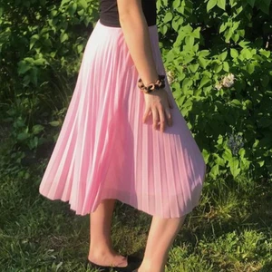 Pastellrosa plisserad kjol - En pastellrosa/ljusrosa plisserad kjol fårn Bershka, i storlek S. Använd ett fåtal gånger men har tyvärr inte kommit till användning så säljer den. Säljer för 100 eller högsta bud + frakt