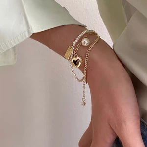 Armband - Tre styckna armband som sitter ihop. Aldrig använd.  Justerbar längd. Köparen står för frakt! Skicka gärna ett meddelande om du vill ha fler bilder eller har några frågor!
