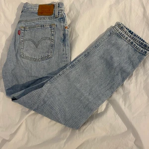 Levis 501 jeans - Använda ca 3 gånger, tyvärr blivit för stora. Sjukt snygga till våren och sommaren! Storlek W28 L28 i modern Levis storlek, köpta för ett år sen. Orginalpris 1095kr. Köparen betalar frakt vid behov.