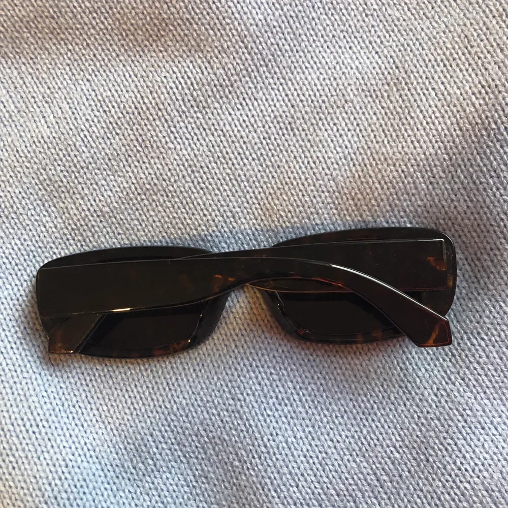 Intressekoll på mina helt nya solbrillor då jag råkade beställa 2 st. är inte ens öppnade då fotona är på mina egna🤍 skicka bud i kommentarerna . Accessoarer.