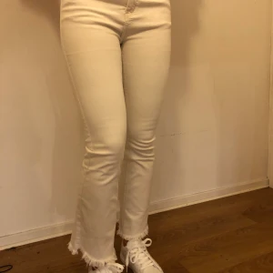 Stretchjeans med fransar - Snygga nya stretchjeans med fransar nertill. Prislappar kvar.