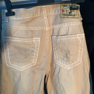 true religion beiga jeans  - jättefina jeans från true religion. så otroligt bra skick för att vara från 90talet. som nya nästan. passar ca 33, mindre med bälte! BUD: 249 kr :)