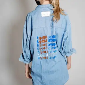 Jeansskjorta med text baktill. Ursprungligen från H&M som är omgjord av Scannable UF. Genom att skanna en QR-kod som finns fäst på plagget kan du läsa mer om materialet och dess miljöpåverkan!✨✨