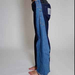Triplet jeans - Utsvängda jeans med breda revärer. Svart denim vid byxans övre kant baktill. Ursprungligen H&M jeans som är omgjorda av Scannable UF. Genom att skanna en QR-kod som finns fäst på plagget kan du läsa mer om materialet och dess miljöpåverkan! ✨💖😆