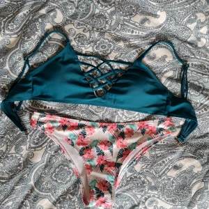 Bikini  - Säljer en bikini i storlek S. Knappt använd 