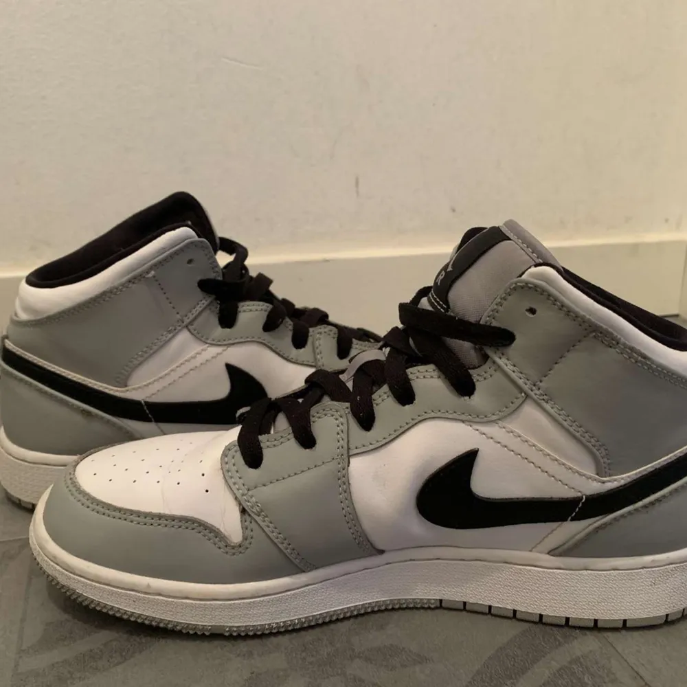 Nike Air Jordan 1 Mid ’Light Smoke Grey’ Skick: 9/10 (Nästan nyskick) Storlek: 39 Pris: 1599 kr eller bud Fraktas spårbart för 66 kr med postnord📦 Tveka inte att skicka ett DM om du har en fråga🥰  #tjejtrend. Skor.