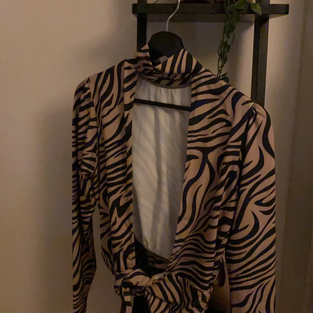 Säljer en zebra-tröja aldrig använd, köparen står för frakten! 💓. Blusar.