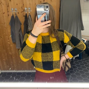 Stickad jättefin tröja - En snygg rutig tröja som tyvärr börjar bli för liten för mig💗