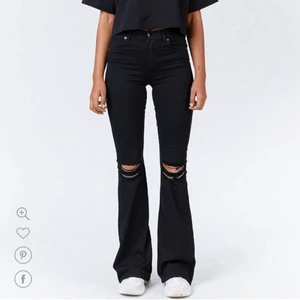 Dr denim - Ett par välanvända jeans från Dr Denim som jag älskat😍 Dock är de nog inte riktigt min stil längre och därför säljer jag de. Jag köpte dessa på plick för ett eller två år sedan så de är använda och slitningarna på knäna är inte så perfekta längre, men går säkert och fixa med lite kreativitet om man vill. Säljer för 150kr+ frakt! ( pris går att diskutera)