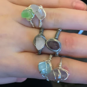 Handgjorda ringar♡ - 6 jätte fina handgjorda ringar! Hälften av vinstpengarna skänks till frisk och fri.         1=25kr 2=40kr köparen står för frakt!❤️