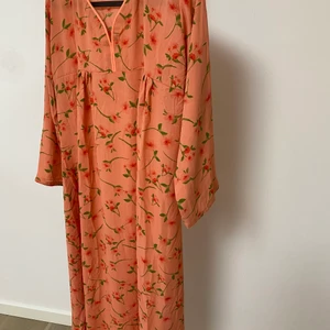 Klänning  - Söta färg med lilla blommor jättefin oanvänd klänning, storlek 42. Bud räknar 