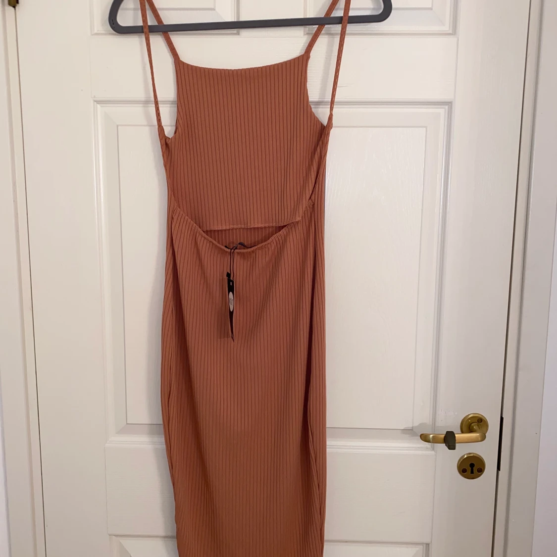 Lång klänning med öppen rygg - 90