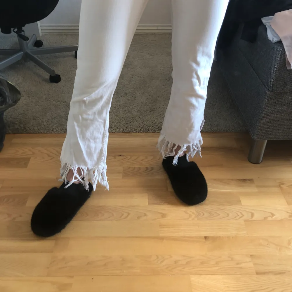 Trendiga jeans från Zara som är ribbade längst ner. Jag kan frakta, blir exklusive frakt eller mötas vid stockholmsområdet!. Jeans & Byxor.