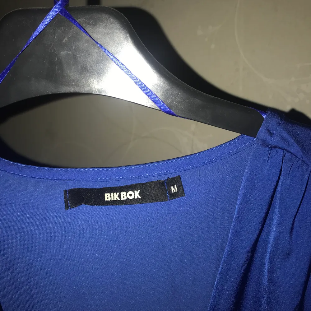 Blå blus (omlott) i silke material, säljer den pga att den inte kommer till användning. Använt 1 gång så den är som ny! 💙. Blusar.