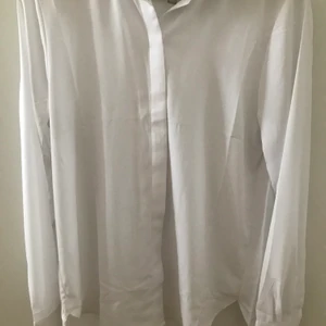 Skjorta!!  - En vit silkes skjorta från hm! Använd 1 gång. 