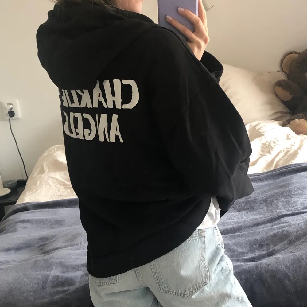 En skitcool svart hoodie från Zara i storlek L. Jag är vanligtvis XS-S men denna blir bara en snygg oversize hoodie på mig! 💋. Tröjor & Koftor.