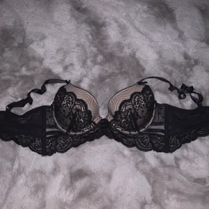 Hunkemöller BH - As fin BH från Hunkemöller. Använd en gång, sedan bara legat i garderoben. Superbra skick. Storlek: 80B ✨