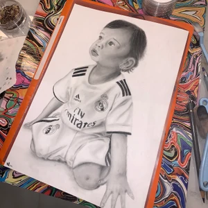 Teckningar - Jaooo. Jag säljer mina ”verk”🙃🤭. Jag är mest van vid svart vitt men har börjat med färg (kan skicka bild vid intresse). Du kan skicka en bild till mig så ritar jag den. Det kan vara du, du och en kompis/syskon, ditt husdjur eller egentligen vad du än vill ha. Let me know. Pris är beroende på vad du vill ha men ungefär 400kr