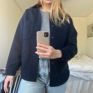 Jacka  - Marinblå jacka från Uniqlo. Storlek XS, köpt på herravdelningen. Använd, men i superfint skick🥰