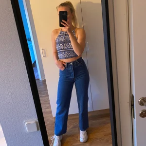 Sommarlinne H&M strl 36 - Blå-vitt linne i fint skick, sann i storlek, tre år gammal!🤍🦋