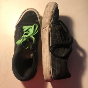 light weight vans - rättså slitna svarta old skool vans, snygga och jävligt skön och lätt sula. väl använda, ett till neongrönt skosnöre följer med!