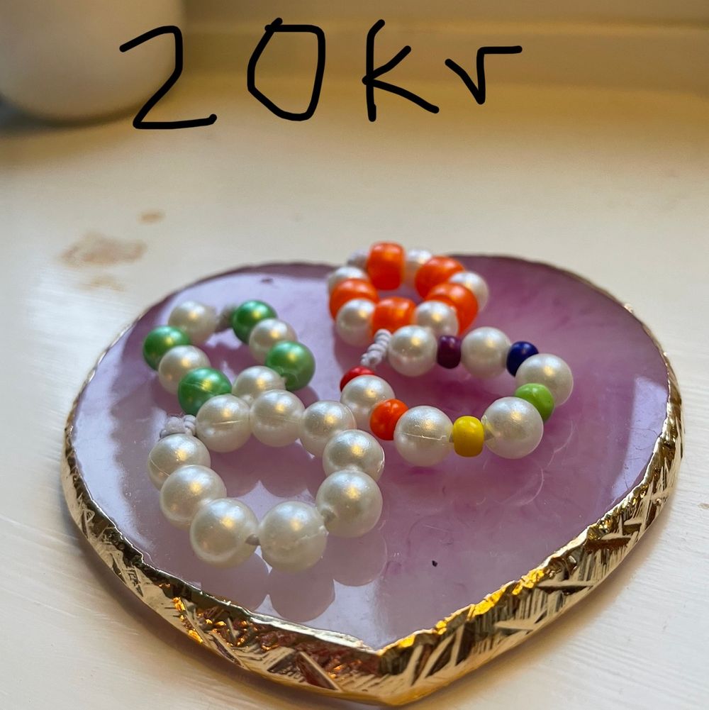 Superfina ringar som finns i alla olika designerđ Du kan Ă€ven skicka bilder till mig pĂ„ en design du vill ha.âșïž De ringarna som Ă€r gjorda i lera kostar 25kr, och 30kr med lack (alla pĂ„ bilden Ă€r lackade).đ Priset blir lĂ€gre desto fler ringar du bestĂ€llerâșïžđ FINNS I ALLA STORLEKAR!. Ăvrigt.