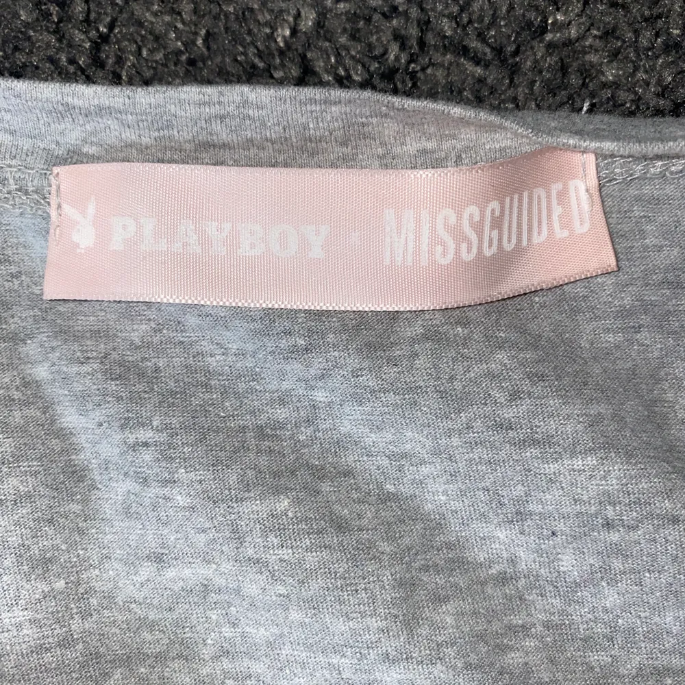 Riktigt snygg tröja från playboy med tryck på ryggen, den är oversized i storlek S. Den är endast använd cirka 3 gånger. Vill man se fler bilder är det bara att meddela.💖💖. T-shirts.