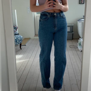 Slutsålda jeans - Riktigt najs jeans som är helt slutsålda. De har den perfekta passformen då de är vida men inte för vida och långa i benen. De är tvättade ett antal gånger men i superfint skick fortfarande🤩Storlek 36🤩köparen står för frakt!