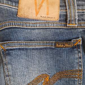 Säljer ett par jeans från Nudie. Oanvända. I fint skick osv. Storlek W25 L 32. 