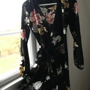 Blommig och fin sommarklänning - Blommig sommarklänning som endast är använd fåtal gånger. I strl 34 men passar 36 elr 38. 95kr eller högst bjudande🌸