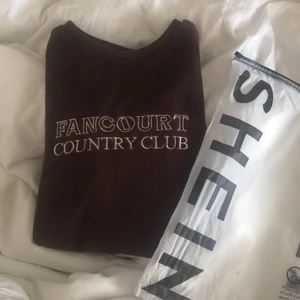 Brun Collegetröja från SHEIN  - En jätte fin brun college tröja i Teddy från SHEIN, aldrig använd, så den är i nyskick ; buda i kommentarerna vid flera intresserade eller köp direkt för 200kr exklusive frakt