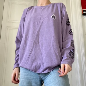 Tröja från Urban Outfitters - En snygg lila tröja från Urban Outfitters! Katt och hund finns i hem☺️ frakt tillkommer!