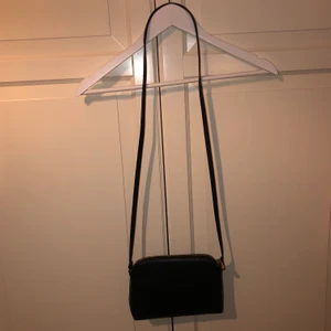 Svart väska - Liten svart väska med gulddetaljer