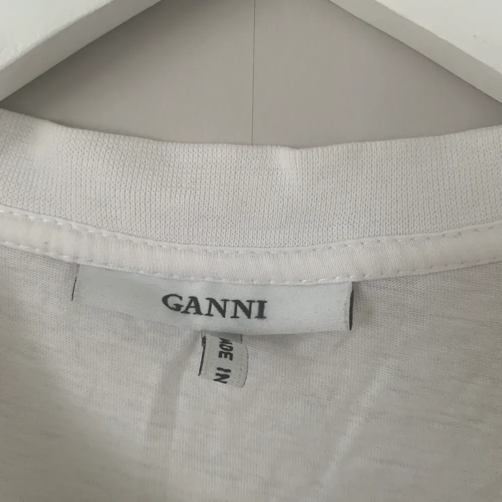 Säljer min T-shirt från Ganni i strl XS. Det är deras tryck  ”lemon”. . T-shirts.