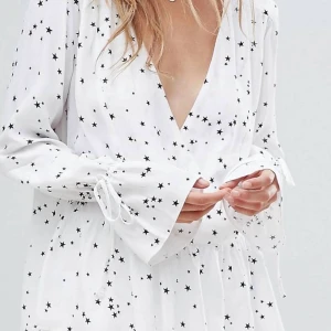Blus med stjärnor 🌟  - Blus med stjärnor på från Asos, köpt för 350kr 2 år sedan. Jättefin och luftig till vår/sommar! Finns en liten del där sömmen gått upp lite, syns ej på längre håll ☺️🤭 stlk 38