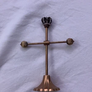 Smyckeshållare - En fin gammal smyckelhållare köpt på secondhand butik men kommer tyvärr inte till användning 