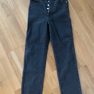 Svarta jeans - Jätte snygga washed black jeans, från NAKD. Storlek 34.