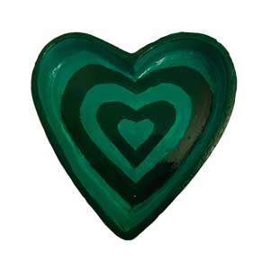 Handgjort keramik hjärta fixat till perfektion. Slippad, målat och lackat för extra skydd. Perfekt för smycken, längd 7,5 cm och bredd 8 cm. Frakt till kommer med skydd! 