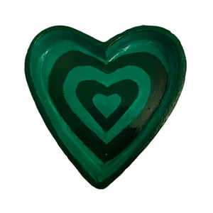 Keramik Skål Hjärta  - Handgjort keramik hjärta fixat till perfektion. Slippad, målat och lackat för extra skydd. Perfekt för smycken, längd 7,5 cm och bredd 8 cm. Frakt till kommer med skydd! 